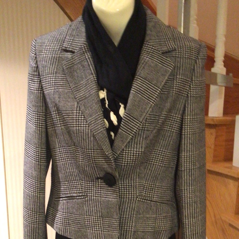 ⬇️Price Drop⬇️NWT black/white European flare blazer
